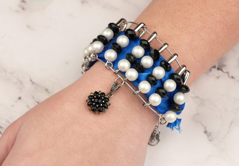 3 Ways to Make a Bracelet out of Safety Pins