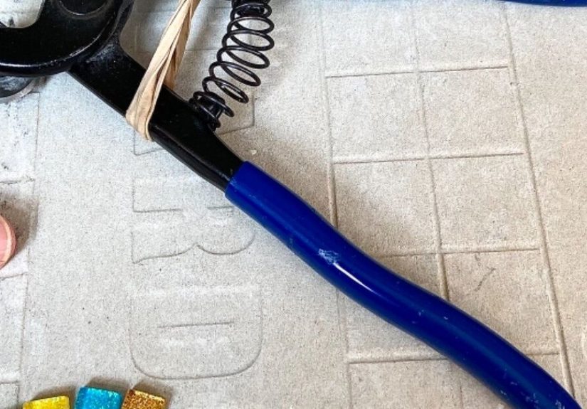 How to Create a Pretty Mosaic Using Broken Mirror and Old Crockery