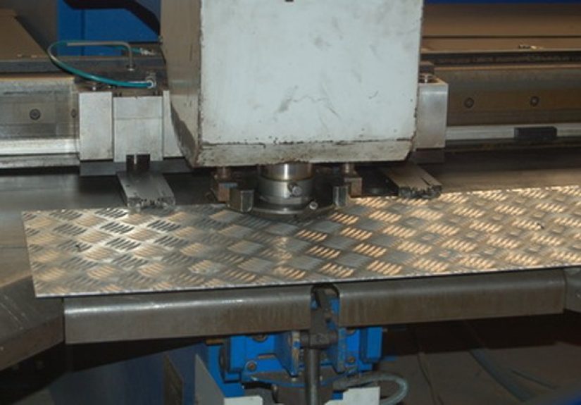 How to Cut Anodized Aluminum