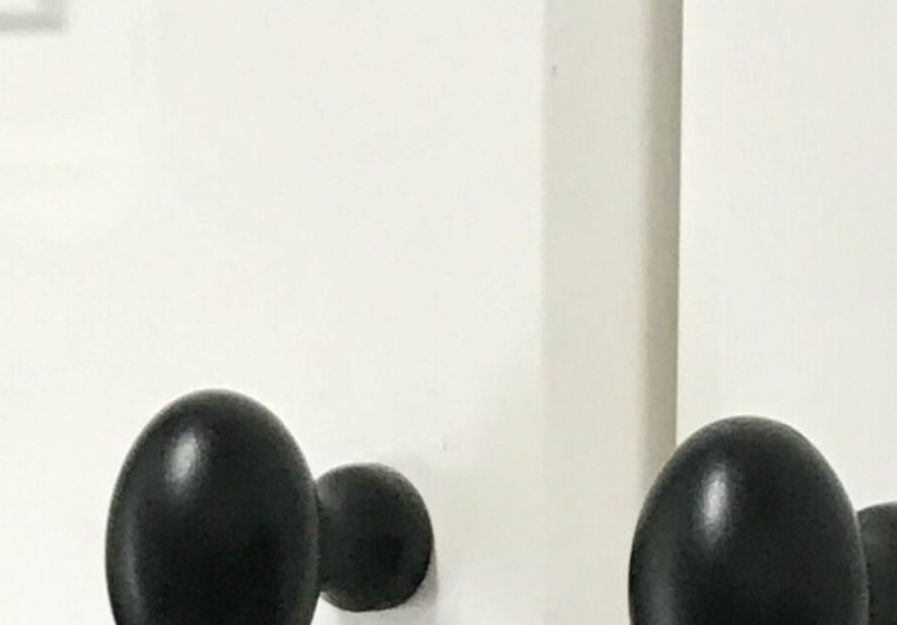 How to Paint Cabinet Pulls in Seconds!